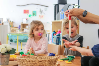 Ako Reggio pedagogika funguje v praxi? Reálne príklady z domácnosti